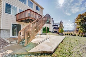 Exterior - Mountain view deck HotTub Theater in BridlePass CO (Colorado Springs)