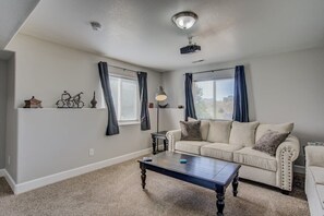 Télévision, cheminée, chaîne hi-fi, espaces bureaux