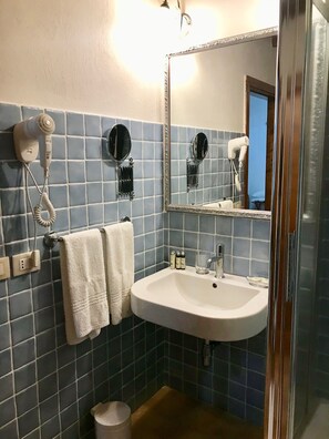 Deluxe Double Room | Bathroom | Shower, deep-soaking bathtub, rainfall showerhead, free toiletries - BelSentiero (Castiglione d'Orcia)