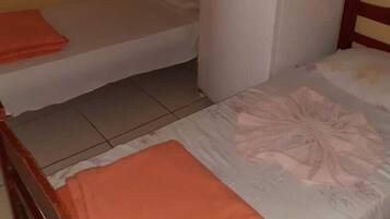 Quarto triplo standard, 3 camas de solteiro | Wi-Fi de cortesia, roupa de cama