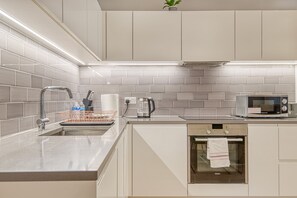 Two- Bedroom Apartment | Private kitchen - Amazing Apart. -City Airport and Excel 1 (London)
