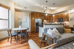 TV - Centrally Located Getaway + Pool (Houston)