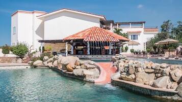 Hồ bơi ngoài trời