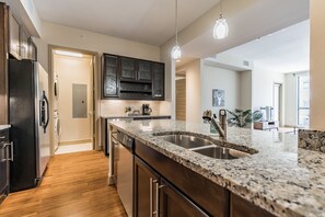 Loft Affaires, 2 chambres | Cuisine privée | Réfrigérateur, micro-ondes, four, plaque de cuisson