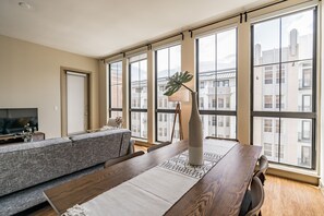 商務樓中樓客房, 2 間臥室 | 客廳 | 45 吋電視連數碼電視頻道、Netflix、串流服務