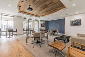 Lobby sitting area - The Luxury Suites of Houston (Houston)