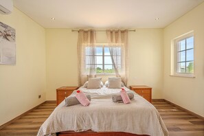 3 Schlafzimmer, Zimmersafe, BĂŒgeleisen/BĂŒgelbrett, Reisekinderbett