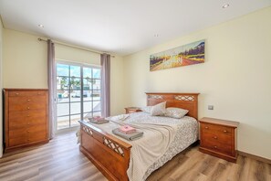 3 chambres, coffres-forts dans les chambres, fer et planche à repasser