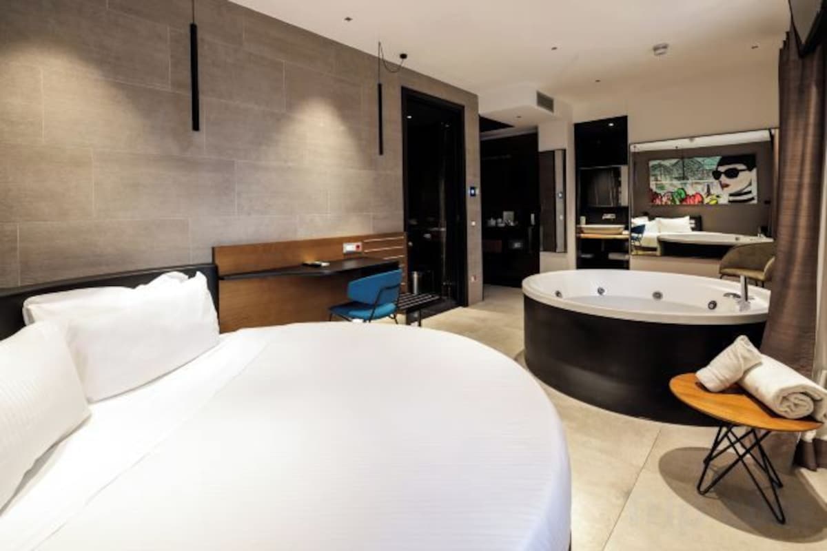 Premium bedding, down comforters, in-room safe, desk