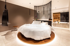 Suíte executiva, banheira de imersão (sauna and emotional shower) | Roupas de cama premium, edredons de pluma, cofres nos quartos