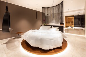 Suite Eksekutif, hot tub (sauna and emotional shower) | Seprai premium, selimut bulu angsa, brankas, dan meja kerja
