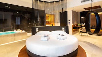 Suite, 1 kamar tidur, hot tub (sauna and emotional shower) | 1 kamar tidur, seprai premium, selimut bulu angsa, dan brankas