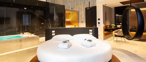 Suite, 1 chambre, bain à remous (sauna and emotional shower) | 1 chambre, literie de qualité supérieure, couette en duvet d'oie