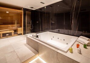 Suite – executive, spabadekar (sauna and emotional shower) | Bad | Hårføner, bidé, håndklær og såpe