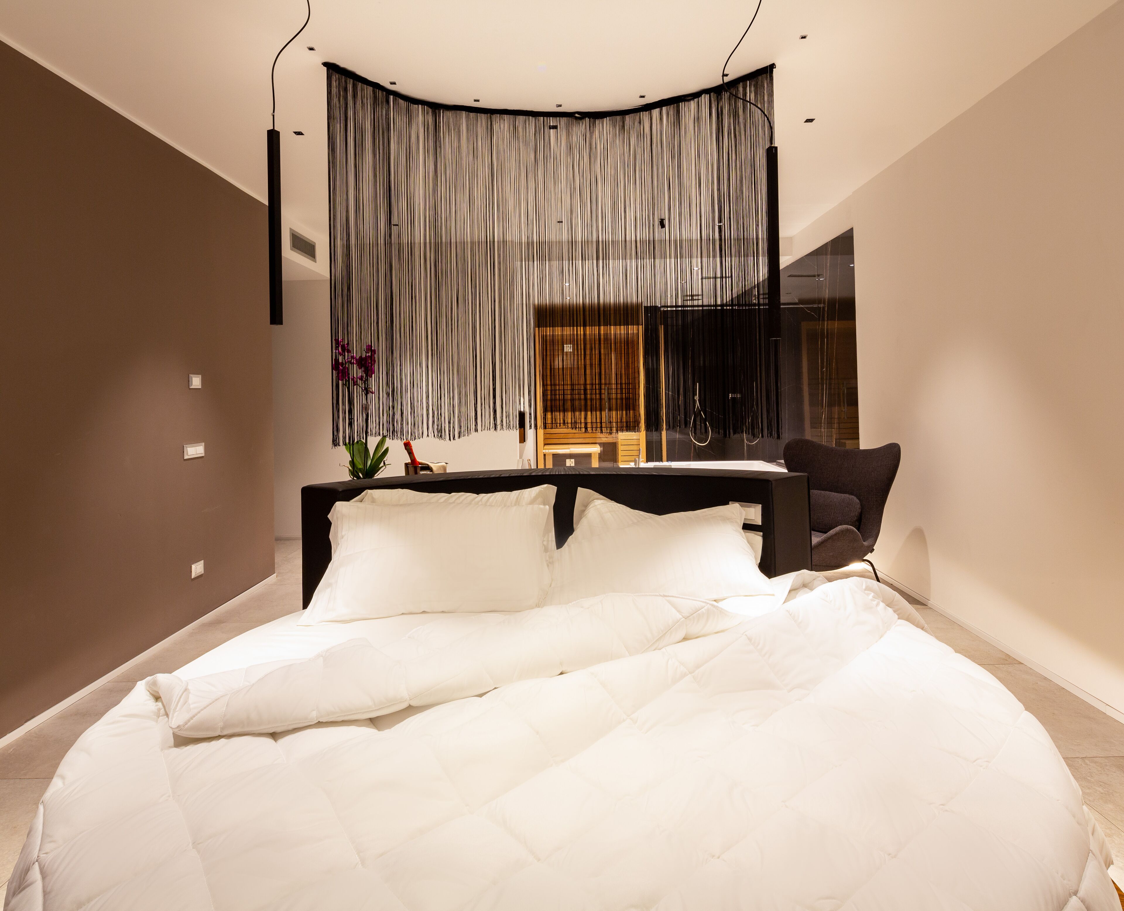 executive suite, hot tub (sauna and emotional shower) | premium bedding, down duvets, in-room safe, desk
