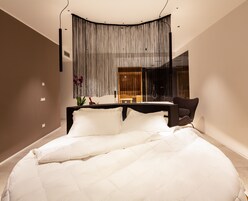 Una camera da letto moderna con un letto grande, una scrivania e una sedia.