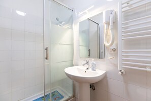Economy Triple Room | Bathroom | Shower, rainfall showerhead, free toiletries, hair dryer - Roma Enrico Guesthouse (Rome)