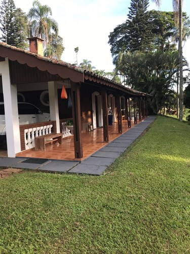 Luxurious country house, 60 MB Wi-Fi - 5 suites, 2 bedrooms, fireplace, swimming pool, barbecue.