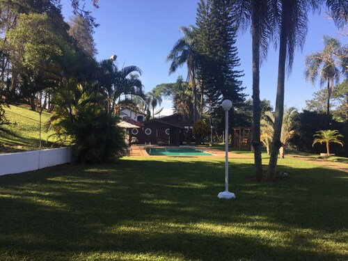 Luxurious country house, 60 MB Wi-Fi - 5 suites, 2 bedrooms, fireplace, swimming pool, barbecue.