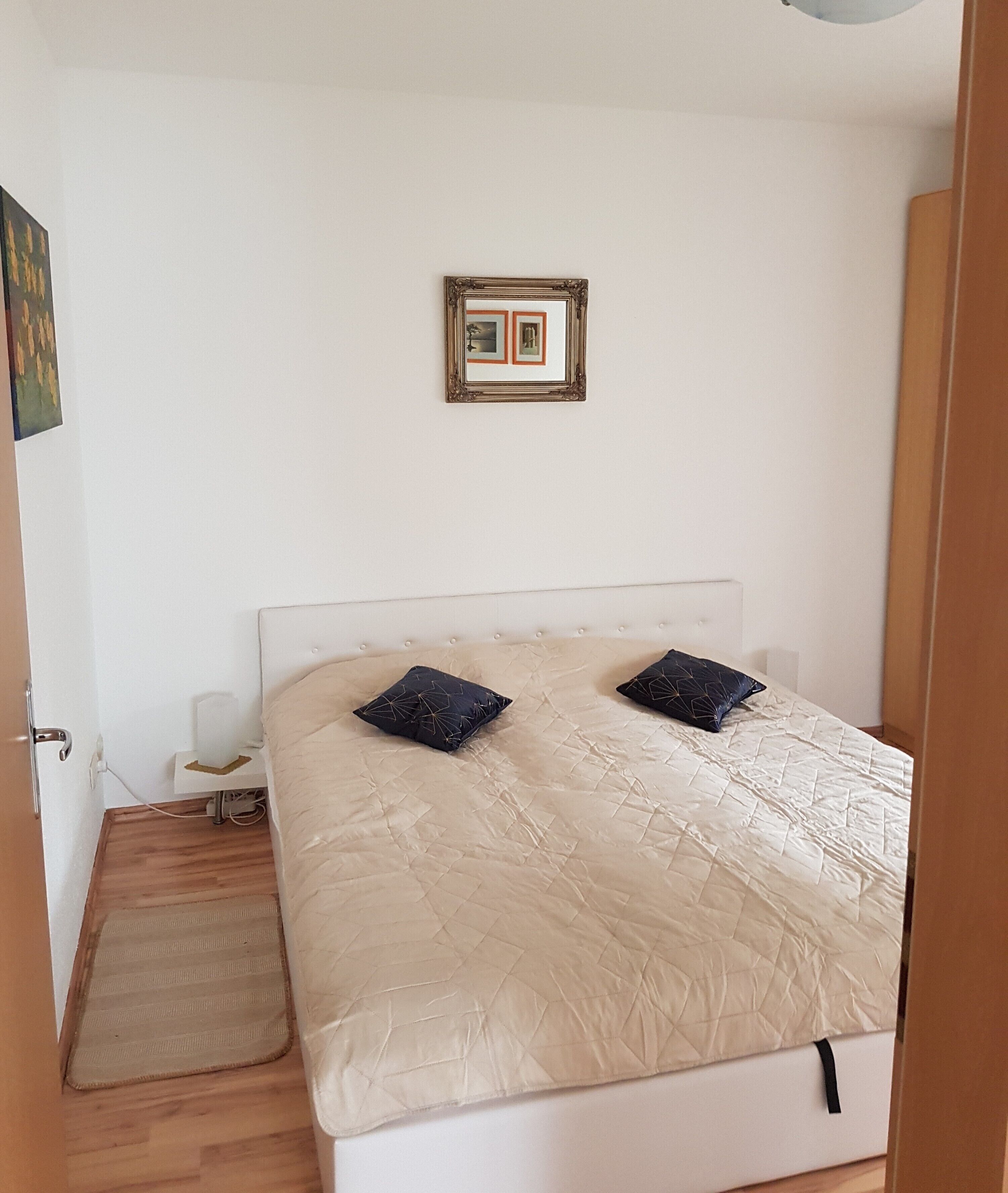 2 bedrooms, travel crib, free WiFi, bed sheets