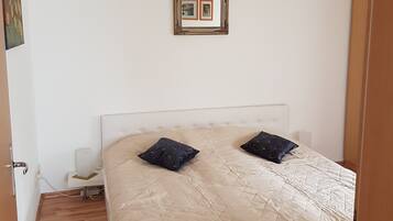 2 bedrooms, travel crib, free WiFi, bed sheets