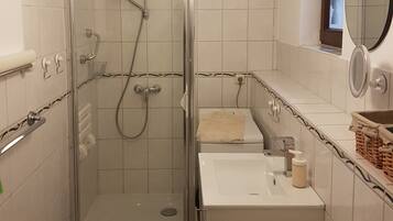 Dusche, Haartrockner, Hausschuhe, Handtücher