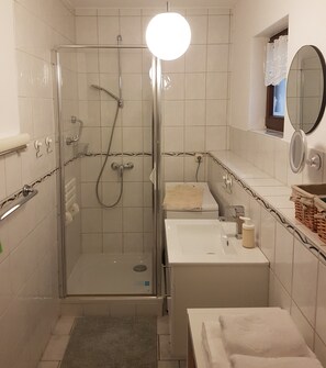 Dusche, Haartrockner, Hausschuhe, Handtücher