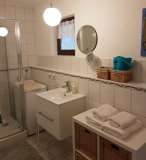 Shower, hair dryer, slippers, towels - Apartment on the balcony of the Ore Mountains (Lauter-Bernsbach)
