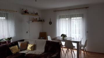 Fernseher, Tischtennisplatte, Musikbibliothek, Stereoanlage