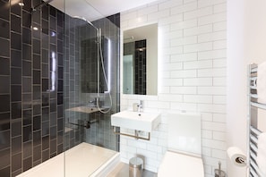 Apartment, 2 Schlafzimmer | Dusche im Bad