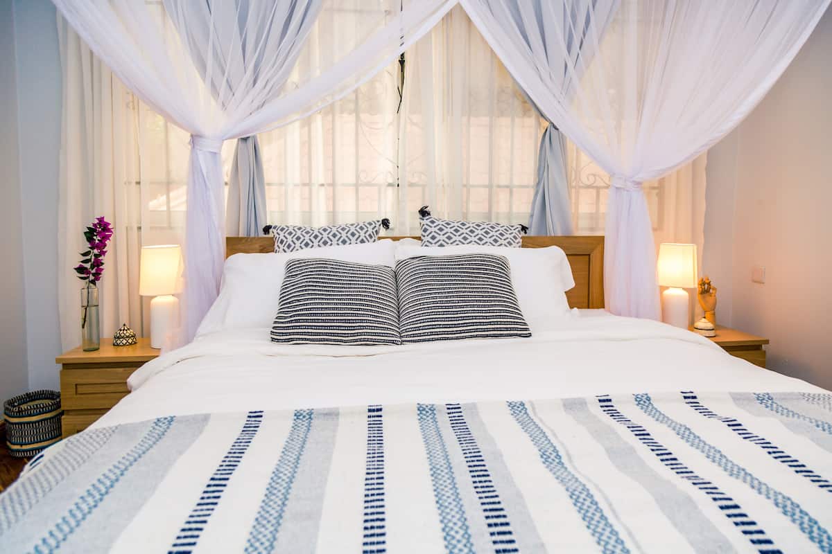 Habitación clásica doble (Nsosi) | Ropa de cama de alta calidad, cortinas opacas, camas supletorias