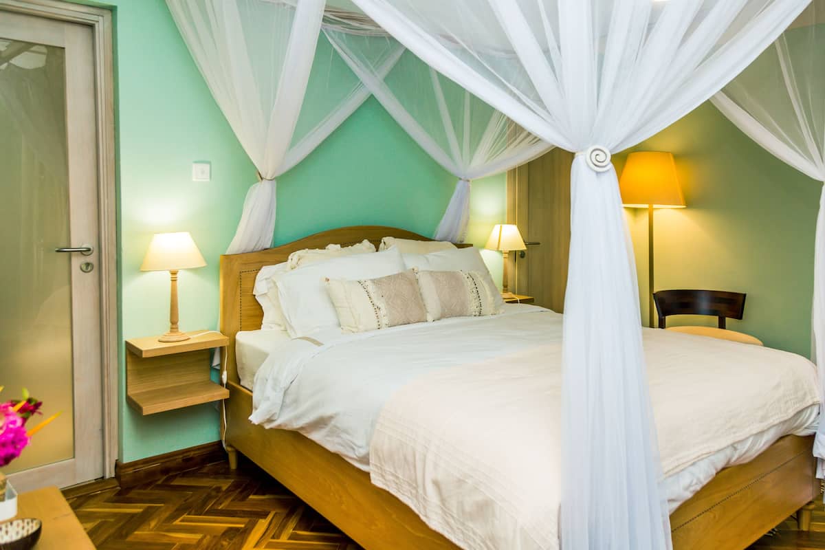 Habitación Confort doble (Fene) | Ropa de cama de alta calidad, cortinas opacas, camas supletorias