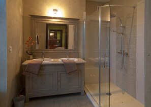 Hair dryer, towels, soap, toilet paper - La Demeure Du Pareur (Villeneuve-Minervois)