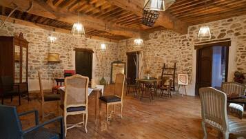 Sudah termasuk sarapan ala kontinental setiap hari