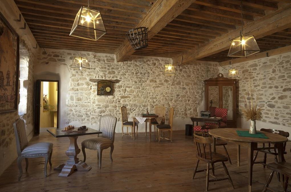 Breakfast, lunch and dinner served