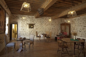 Serveert ontbijt, lunch en diner