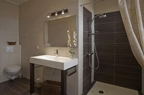 Double Room (Mikado) | Bathroom | Hair dryer, towels, soap, toilet paper - La Demeure Du Pareur (Villeneuve-Minervois)