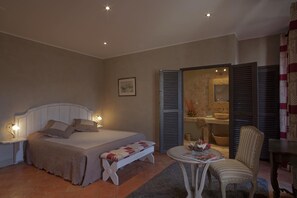 Individueel gedecoreerd, individueel gemeubileerd, een bureau