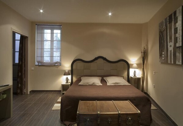 Double Room (Mikado) | Individually decorated, individually furnished, desk, blackout drapes - La Demeure Du Pareur (Villeneuve-Minervois)