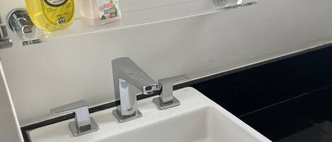 تجهيزات دش، مناشف، صابون، شامبو