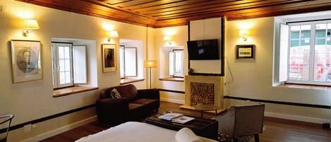 Suite, balcon | Minibar, bureau, espace de travail pour ordinateur portable