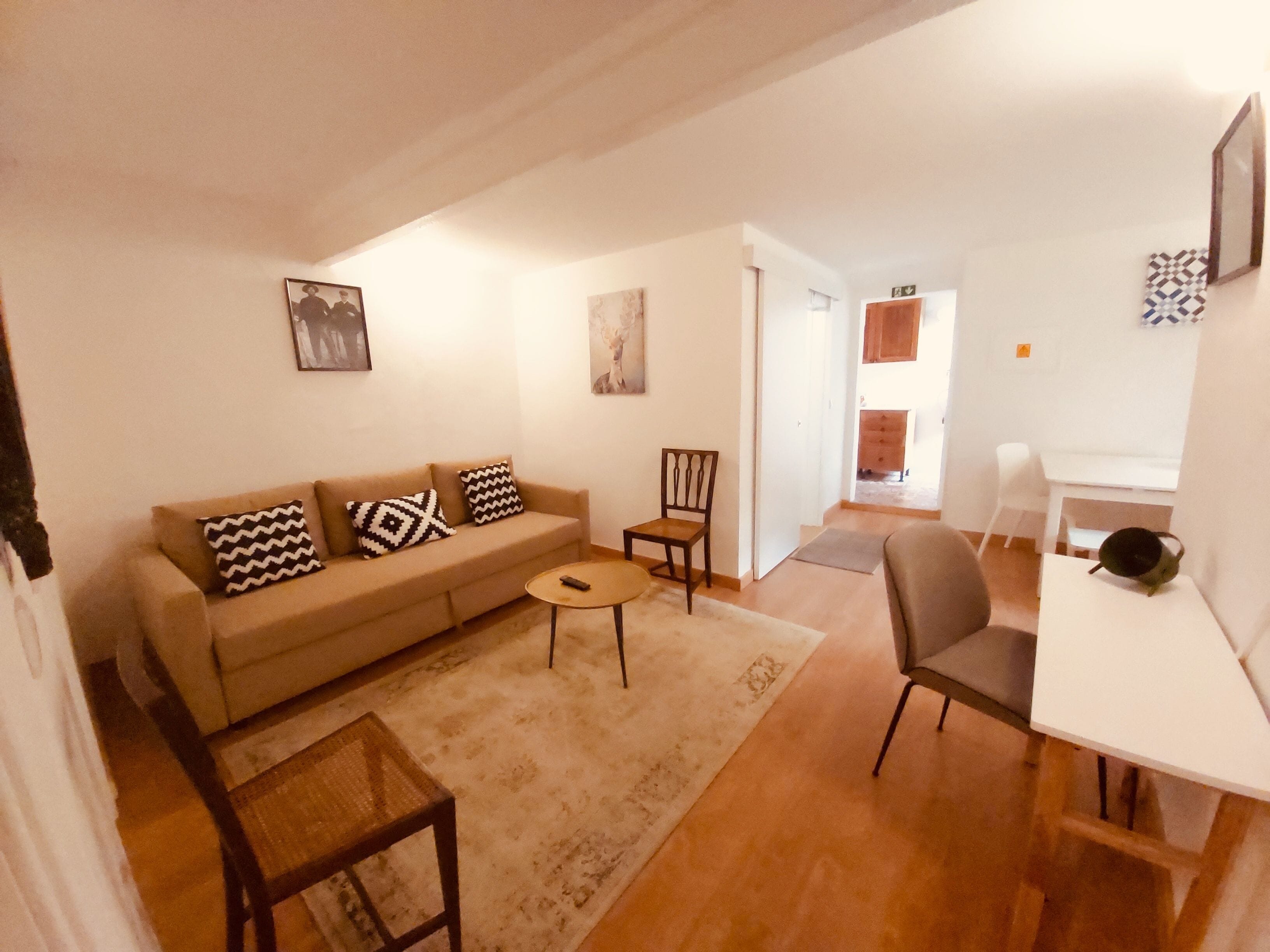 Basement Suite | Woonkamer | Een televisie