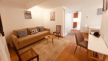 Basement Suite | Woonkamer | Een televisie