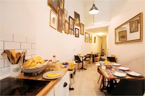 Tägliches Frühstücksbuffet gegen Gebühr