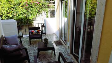 Suite, balcón | 2 habitaciones, minibar, escritorio y espacio para trabajar con laptop