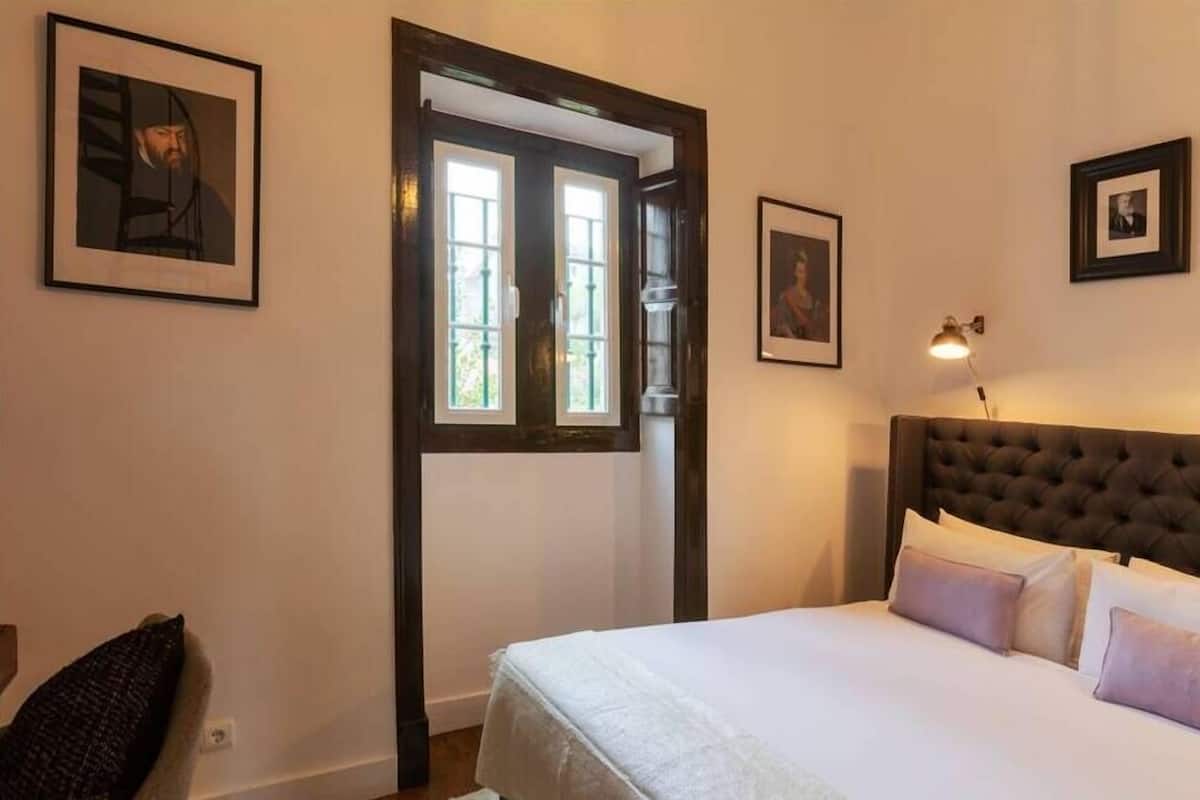 Queen Room | Minibar, desk, laptop workspace, blackout drapes