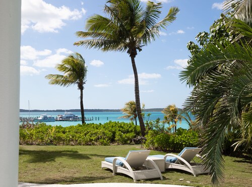 ATEMBERAUBEND: Panoramablick auf den Sonnenuntergang + Wasserrand + Einfamilienhaus + Pool + Dock