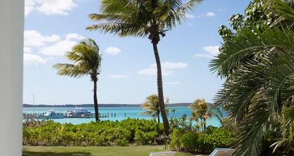 ATEMBERAUBEND: Panoramablick auf den Sonnenuntergang + Wasserrand + Einfamilienhaus + Pool + Dock