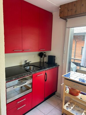 Fridge, oven, stovetop, coffee/tea maker