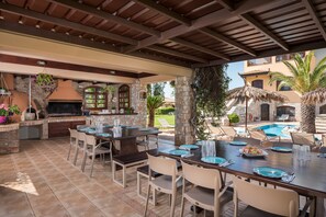 Outdoor dining - Iason Villas (Platanias)